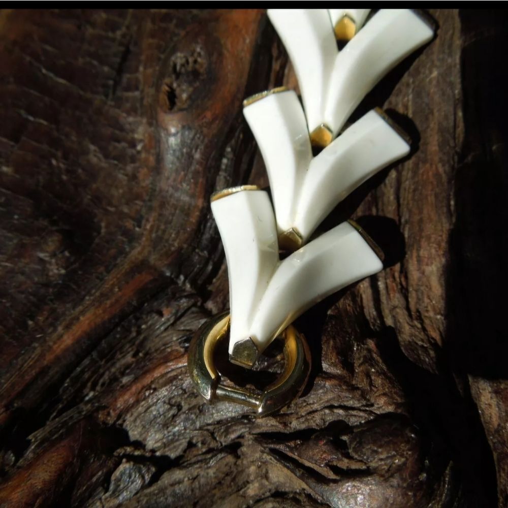 Mid Century Modern Crown Trifari White and Gold Tone Chevron Bracelet7 7 1/4 - Picture 11 of 14